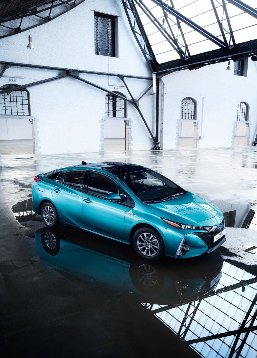  Toyota Prius Plug-in Hybrid 2016 года  (фото 5 из 187)
